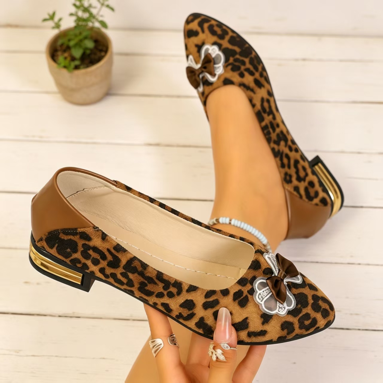 Men Shoes On - Sepatu Wanita Model Pumps Ujung Runcing